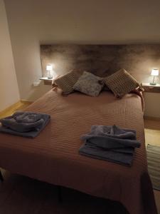 a bed with two towels on top of it at Nido del Sol in Pocito +9 photos