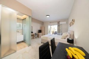 ein Zimmer mit einem Bett und einem Tisch mit Bananen darauf in der Unterkunft Sami View Studios in Sami