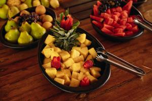 ein Holztisch mit Obstschalen darauf in der Unterkunft Tay Beach Hotel Tayrona in Buritaca