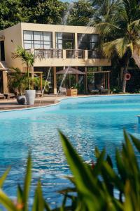 ein Haus mit einem Swimmingpool davor in der Unterkunft Tay Beach Hotel Tayrona in Buritaca