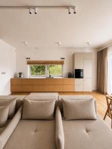 a living room with a couch and a kitchen at oto harmonia in Rąbinek