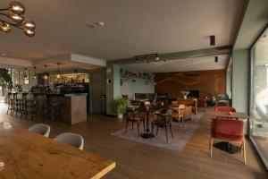 ein Restaurant mit Tischen und Stühlen und einer Bar in der Unterkunft Monte Hotel in Gudauri