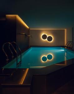 ein Badezimmer mit einer Badewanne mit Beleuchtung in der Unterkunft Monte Hotel in Gudauri