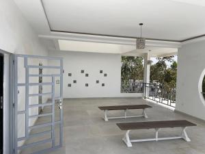 a room with two benches and a table at Résidence MuHamin in Ngaparou
