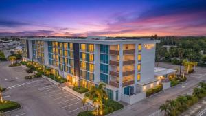 an overhead view of a hotel with a parking lot at Kompose Boutique Hotel Sarasota in Sarasota