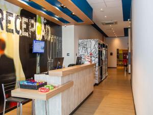 a lobby of a store with a reception desk at ibis budget Itaperuna in Itaperuna