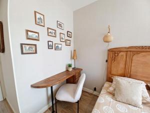 a bedroom with a desk and a bed at Le Chapitre in Châteaumeillant