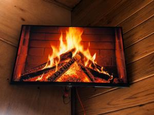 a fire in a fireplace in a room at Villas Don Che, 2 villas in Jarabacoa
