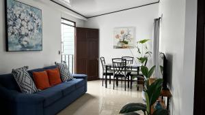 a living room with a blue couch and a table at Mi Barrio in Cartago