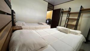 two beds in a room with two bunk beds at Mi Barrio in Cartago