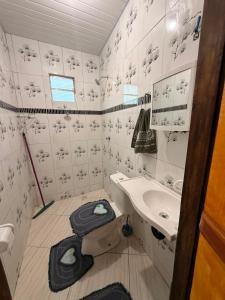 a bathroom with a toilet and a sink at Casa Dunas Temporada in Barreirinhas