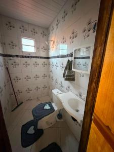 a bathroom with a toilet and a sink at Casa Dunas Temporada in Barreirinhas