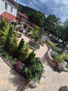 an overhead view of a garden with flowers and plants at Apartamenty Amadeus & Trattoria Matteo e Raffaello in Stronie Śląskie
