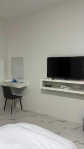 a white room with a television on a wall at فندق الحزم الرستاق Alhazm Hotel Alrustaq in Ḩazm