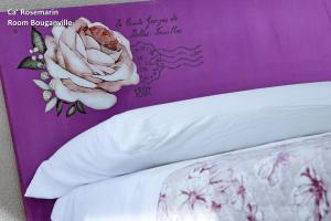 a purple board with a rose on top of a bed at Ca' RoseMarin in Cogorno