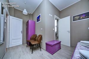 a bedroom with a purple bed and a purple stool at Ca' RoseMarin in Cogorno