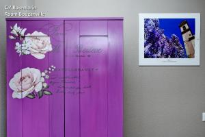 a pink door with a picture on the wall at Ca' RoseMarin in Cogorno