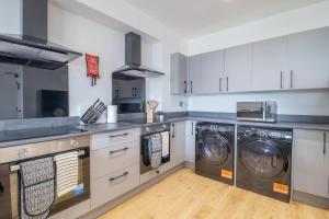 a kitchen with two washers and two washers at Alexandra Apartment - Single Room #1 in Falkirk
