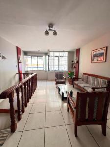 a large living room with couches and a couch at Casa familiar D'Greta in San Ramón