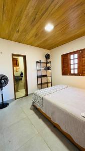a bedroom with a bed and a wooden ceiling at Recanto nas Montanhas em Mulungu in Mulungu