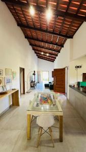 a large living room with a table and chairs at Recanto nas Montanhas em Mulungu in Mulungu