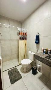 a bathroom with a toilet and a shower at Recanto nas Montanhas em Mulungu in Mulungu +14 photos