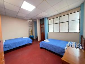 a hotel room with two beds and a window at Casa familiar D'Greta in San Ramón