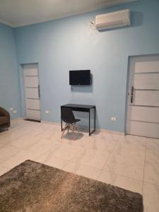 a room with a table and a television on a wall at Pousada Vale do Sol in Pariqueraçu