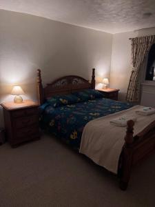 a bedroom with a bed and two nightstands and two lamps at Central Stay in Southampton