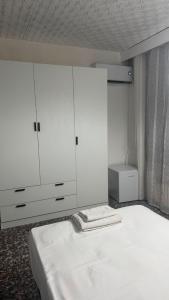 ein Schlafzimmer mit einem Bett und weißen Schränken in der Unterkunft Hostal Parada in Viladecáns