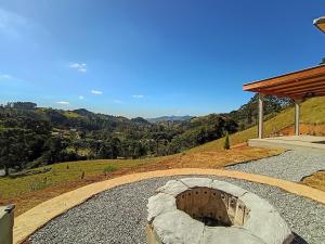 a fire pit with a view of a mountain at Sakura da Mantiqueira in Paraisópolis