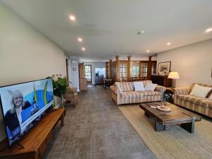 Televisor o centre d'entreteniment de 134 Entire 7BR Lakefront Cottage Beach, Kayaks
