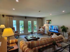 Televisor o centre d'entreteniment de 134 Entire 7BR Lakefront Cottage Beach, Kayaks