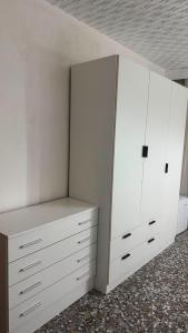ein Zimmer mit weißen Schränken und weißen Regalen in der Unterkunft Hostal Parada in Viladecáns