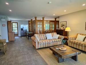 Zona d'estar a 134 Entire 7BR Lakefront Cottage Beach, Kayaks