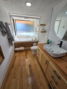 a bathroom with a tub and a toilet and a sink at Cabaña Baño de bosque in Coscotitlán