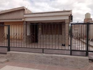 a gate in front of a building at Alojamientos Rinconcito don Antonio casa in Tinogasta