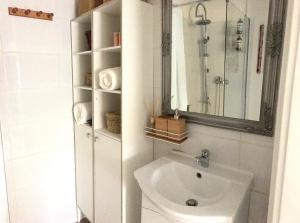 A bathroom at Standard Apartment by Hi5 - Károly 23