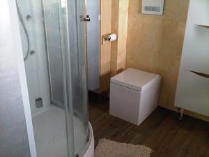 bagno con doccia e servizi igienici. di Casa del Bosco a Busca