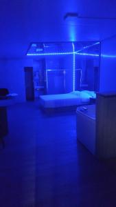 a blue room with a bed and a couch at Apartamento 201 in Colonia Valdense