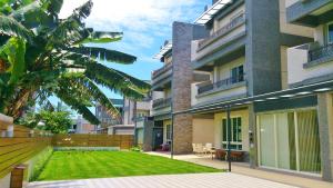 a courtyard of a building with a grass yard at Soar B&B in Taitung City