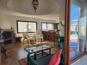 a living room with a couch and a table at Villa SiJoBa in Raʼs al Jabal