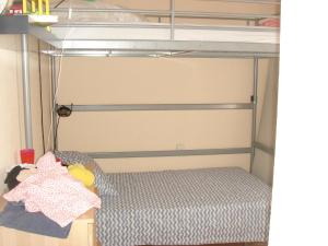 Łóżko piętrowe w pokoju z łóżkiem piętrowym w obiekcie Chalet Pto Sta Maria, SOLO FAMILIAS w mieście El Puerto de Santa María