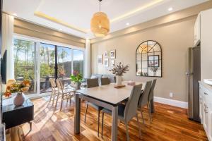 a dining room and kitchen with a table and chairs at Sunnywood Garden in Richmond