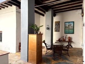 a room with a table and a table and chairs at Casa Lavinia in São Luís