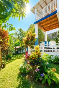a view of the garden of a house at spring house jarabacoa bbq ,piscina privada, Wi-Fi deco 10 huéspedes 3 baños, 2 aires A C 4 habitaciones in Jarabacoa