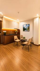 a room with chairs and a table and a kitchen at A30 Hotel & Apartment in Lưu Xá