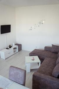a living room with a couch and a table at T&M Apartman in Paraćin