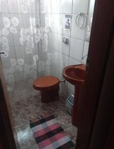 a bathroom with a toilet and a sink at Pouso Tião da Morena in Pirenópolis