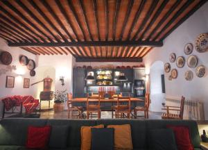 sala de estar con mesa y sofá en Monte do Ravasco Country House en Estremoz